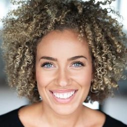 Stephanie Siadatan - 尋找哈姆雷特演員 飾演Susannah Mason