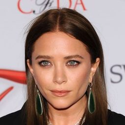 Mary-Kate Olsen - Scatter My Ashes at Bergdorf's演員 飾演Self