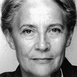 Catherine Sola 飾演 Script Girl