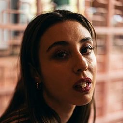 Madeleine Martin 飾演 Nadja