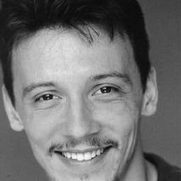 Emmanuel Curtil 飾演 Al