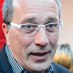 Ernesto Claudio 飾演 Priest (voice)