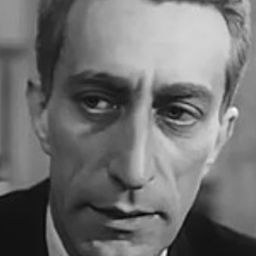 Giulio Donnini 飾演 Hotel Manager