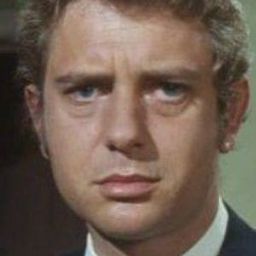 Mark Burns 飾演 Alfred