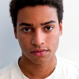 阿德里安·德里克塔 飾演 Maks