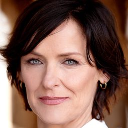 Fiona Highet 飾演 Joan