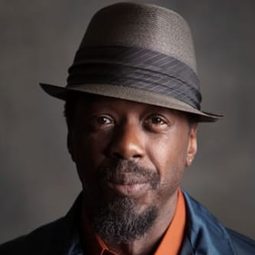 Edwin Lee Gibson 飾演 Kevin