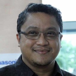 德德·尤蘇夫 - The Underdogs演員 飾演Papa Bobi