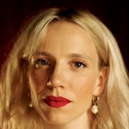 Emma Sehested Høeg 飾演 Selma