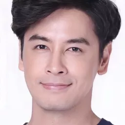 Thana Suttikamol 飾演 Hotel Owner