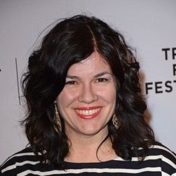 Annie J. Howell - 逐夢美聲黃玫瑰編劇