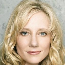 安·海契 - 我朋友是丹墨演員 飾演Joyce Dahmer