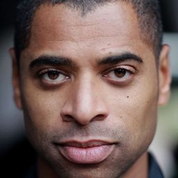 Karl Collins 飾演 Neurosurgeon