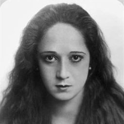 Claire Du Brey 飾演 (credit only) (voice)