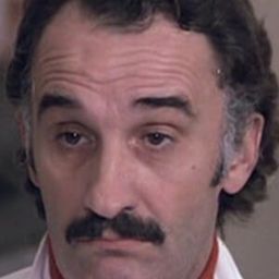 Gino Pernice 飾演 Valentino Cottai