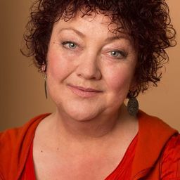 潔拉汀·布洛菲 - Siege演員 飾演Kris McGehan