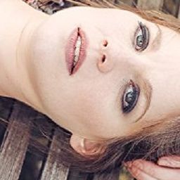 Morgane Cabot 飾演 Pauline