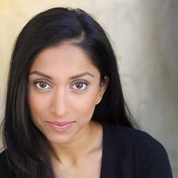 Lovlee Carroll 飾演 Housewife Maureen