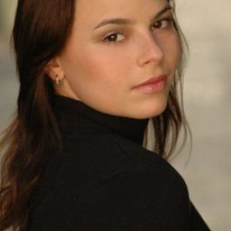 Zoe Simpson 飾演 Casey Cook