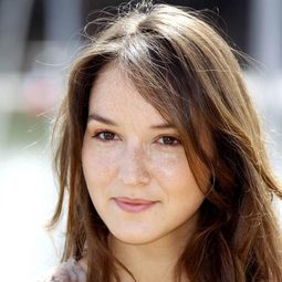 安娜伊德慕絲提 飾演 Pauline