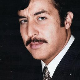 Aykut Oray 飾演 Paşa