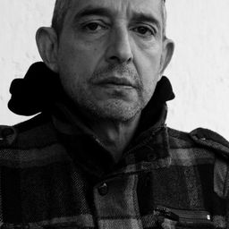 Roberto Cairo 飾演 Quique