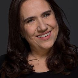 烏爾古·德米爾佩里文 飾演 Suzan