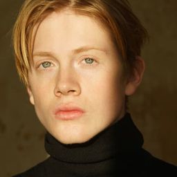 Casper von Bülow 飾演 Philipp (18 ans)