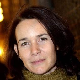 Anne Coesens - 囚犯演員 飾演Noémie