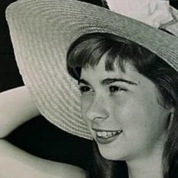 Lydia Reed 飾演 Caroline Lord