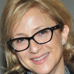 Hallie Todd 飾演 Robin Jackson