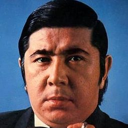 若山 富三郎 飾演 Yonabaru