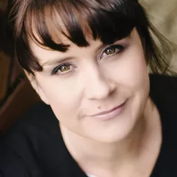 Emily Taheny 飾演 Ronnie