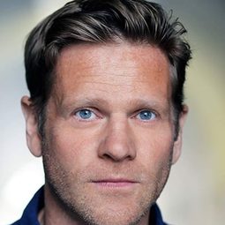 Adam Astill 飾演 Older JFK