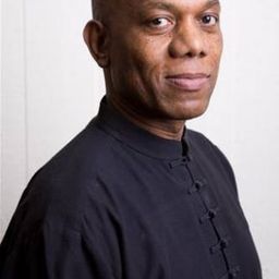 Burt Caesar 飾演 Dr. Lamu