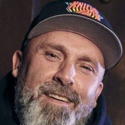 Niko Hüls 飾演 Self - Hip Hop Journalist