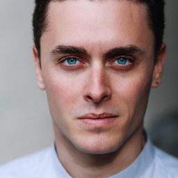 Matteo Olivetti 飾演 Mirko