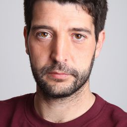 Gerard Oms 飾演 Cura Funeral Abuela