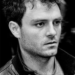 強納·迪歐內 飾演 Manu