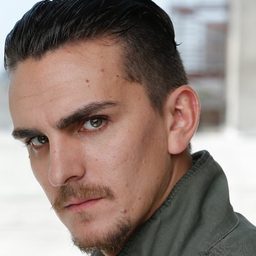 Leo Oliva 飾演 TV Newscaster