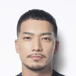 野替愁平 飾演 Yokomichi