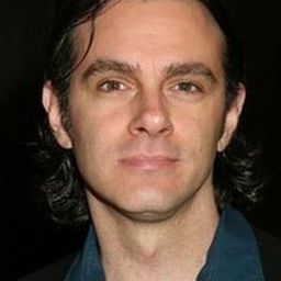 Keith Coulouris 飾演 Eric