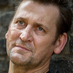 Ingo Naujoks 飾演 Schweizer