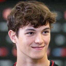 Oliver Bearman 飾演 Self (uncredited)