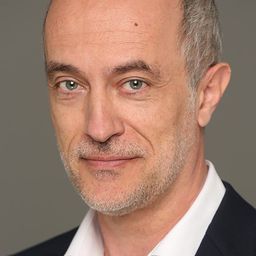 Chema Ruiz - 不得安身演員 飾演Abogado Lora