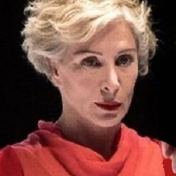 Muntsa Alcañiz 飾演 Lola