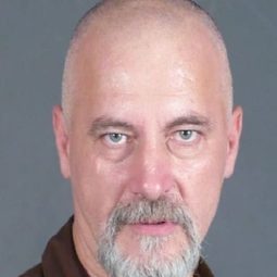 Mircea Stoian 飾演 Detective
