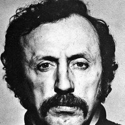 Antonio Casale 飾演 Hole