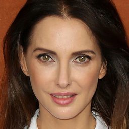 Frédérique Bel 飾演 Fleur