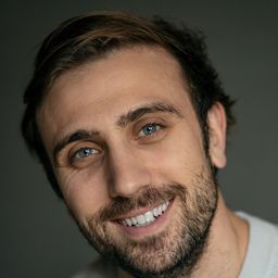 丹尼爾·胡米雅斯 飾演 Mario